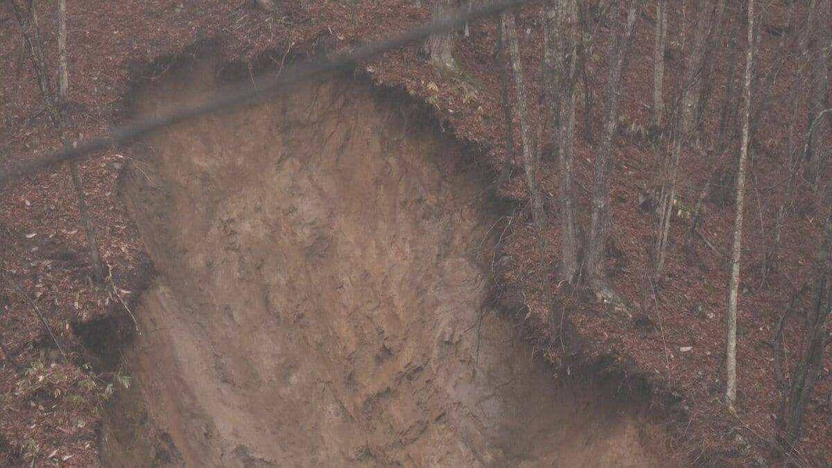 ｢聞いたことない変な音｣ 約50ｍにわたって土砂崩れ 岐阜･高山市の国道 40代男性が土砂に乗り上げてケガ 一部区間で通行止めも