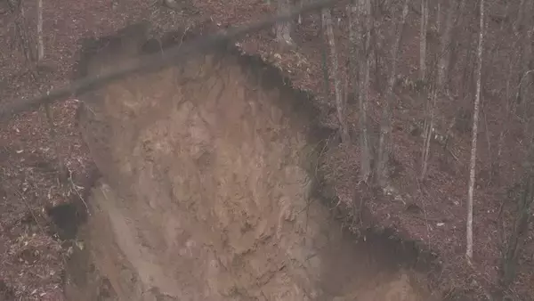 「｢聞いたことない変な音｣ 約50ｍにわたって土砂崩れ 岐阜･高山市の国道 40代男性が土砂に乗り上げてケガ 一部区間で通行止めも」の画像