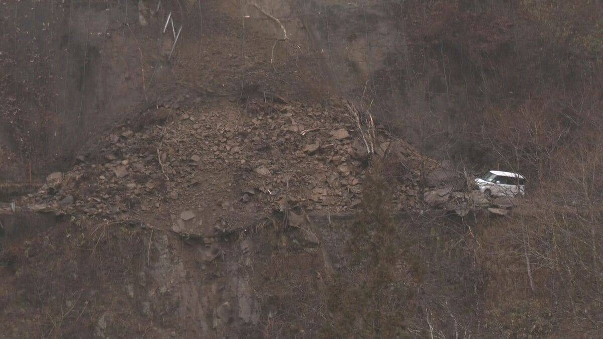 ｢聞いたことない変な音｣ 約50ｍにわたって土砂崩れ 岐阜･高山市の国道 40代男性が土砂に乗り上げてケガ 一部区間で通行止めも