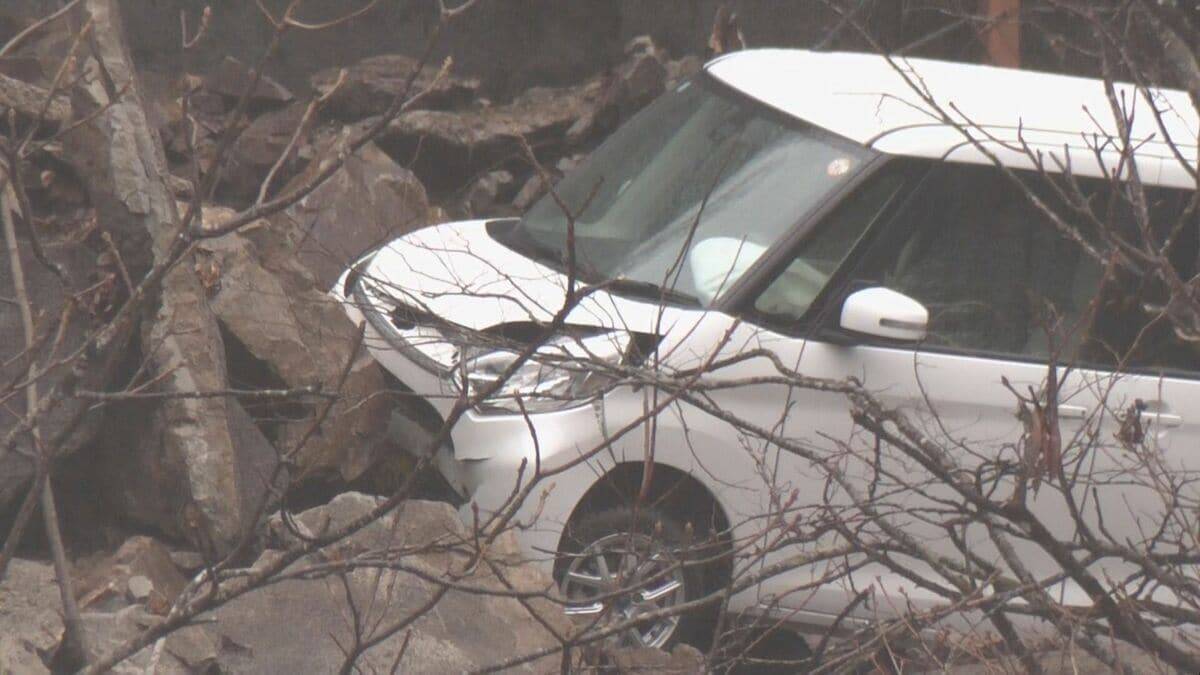 ｢聞いたことない変な音｣ 約50ｍにわたって土砂崩れ 岐阜･高山市の国道 40代男性が土砂に乗り上げてケガ 一部区間で通行止めも