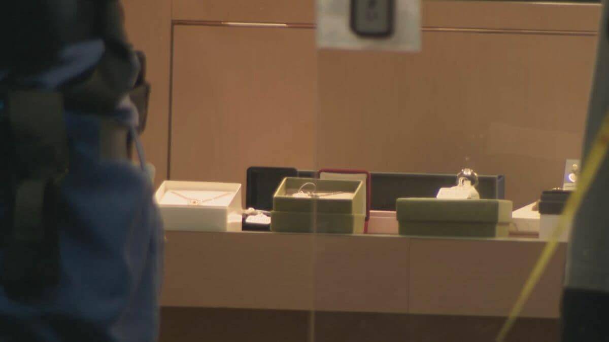 男2人が「質店」に押し入り貴金属など奪い車で逃走…　“無言のまま”金属製の棒状のものでショーケース破壊　黒色マスク・黒色の服を着用　男性店長（49）にけがなし　愛知・刈谷市