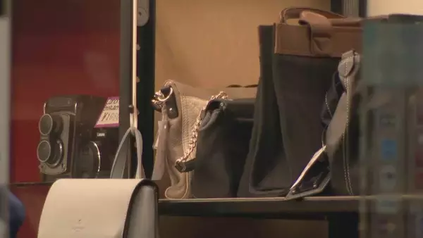 「男2人が「質店」に押し入り貴金属など奪い車で逃走…　“無言のまま”金属製の棒状のものでショーケース破壊　黒色マスク・黒色の服を着用　男性店長（49）にけがなし　愛知・刈谷市」の画像