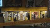 「男2人が「質店」に押し入り貴金属など奪い車で逃走…　“無言のまま”金属製の棒状のものでショーケース破壊　黒色マスク・黒色の服を着用　男性店長（49）にけがなし　愛知・刈谷市」の画像6