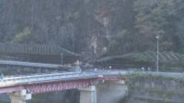 突然山の斜面が崩れ大量の岩や土砂が道路に…岩は大きいもので直径約3メートル  巻き込まれた車やけが人なし 岐阜･多治見市 愛岐道路