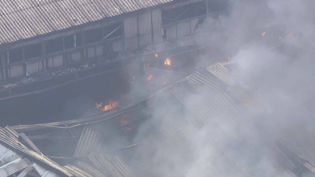 早朝に炭素繊維のリサイクル工場で火事 ｢黒煙が見える…｣ 鎮火のめど立たず 岐阜･御嵩町