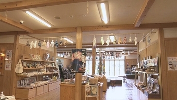 １００個のてるてる坊主が客を出迎え　三重・尾鷲市の入浴施設「夢古道の湯」忘れ物のタオルで制作