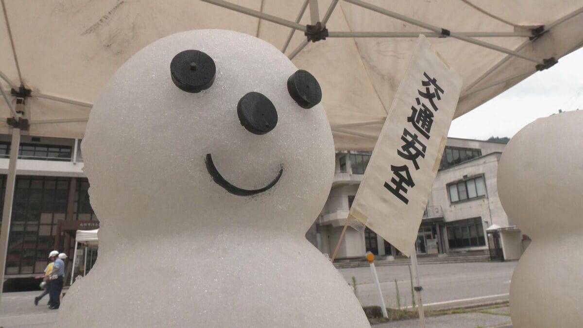 雪だるま「無事故で無事におゆき（お雪）」と交通安全を呼びかけ　岐阜・飛騨市で夏日