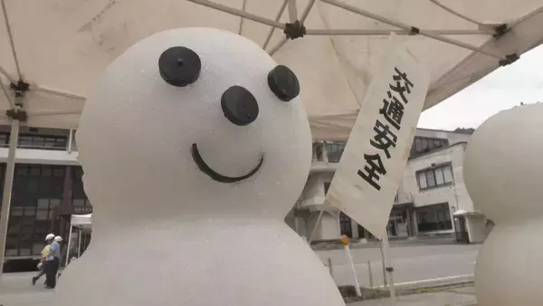 「雪だるま「無事故で無事におゆき（お雪）」と交通安全を呼びかけ　岐阜・飛騨市で夏日」の画像