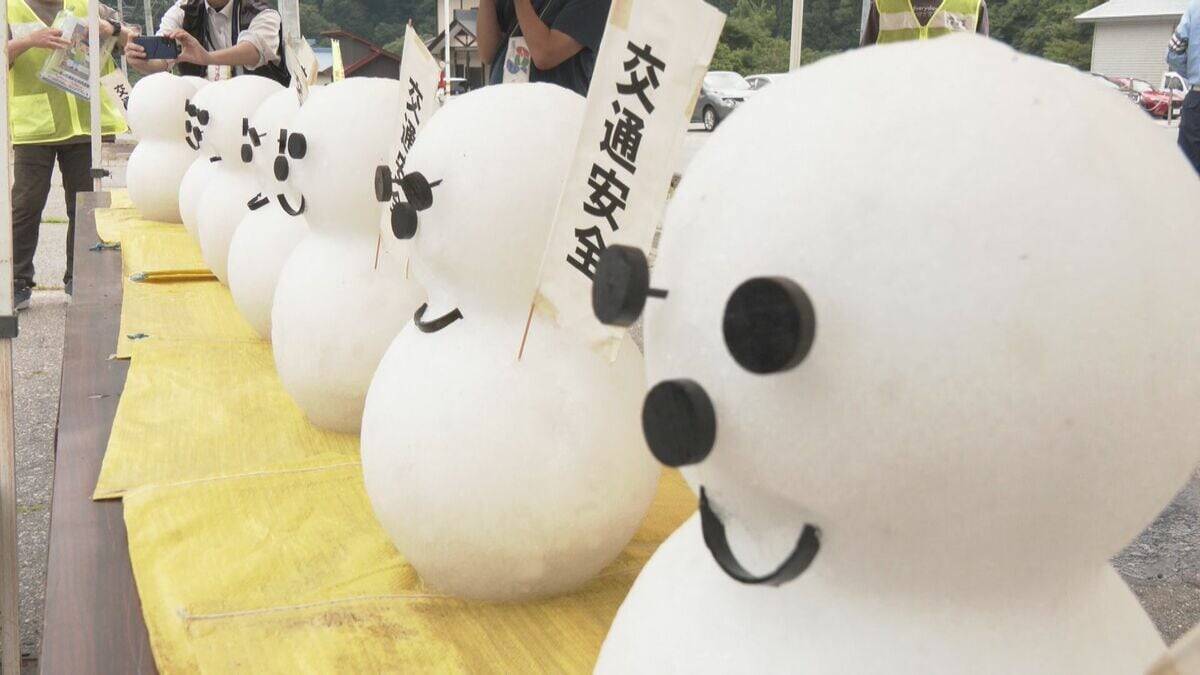 雪だるま「無事故で無事におゆき（お雪）」と交通安全を呼びかけ　岐阜・飛騨市で夏日