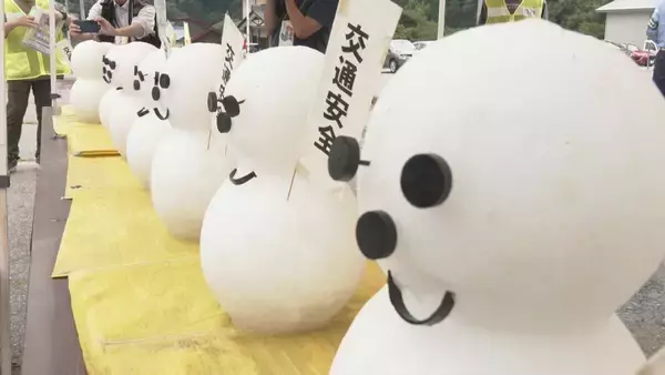 「雪だるま「無事故で無事におゆき（お雪）」と交通安全を呼びかけ　岐阜・飛騨市で夏日」の画像