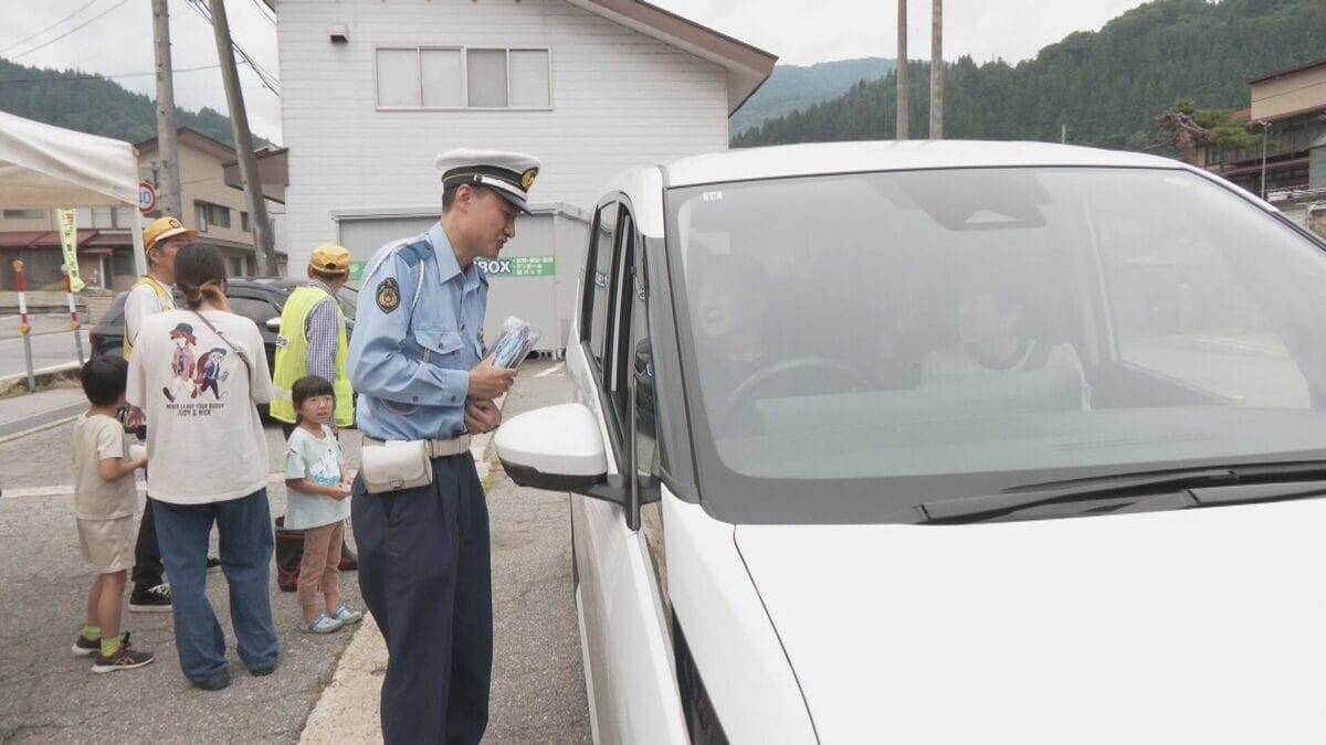 雪だるま「無事故で無事におゆき（お雪）」と交通安全を呼びかけ　岐阜・飛騨市で夏日