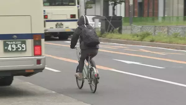 「トラックの“死角”をAIカメラが監視 自転車の事故防止に…｢機器を使うことで運転手の負担軽減｣ 青切符導入で注目集まる」の画像
