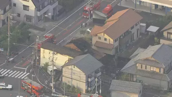 愛知・日進市で住宅火災　隣の店舗にも延焼
