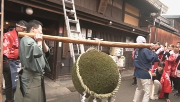 ｢良いお酒ができた｣ 観光客らが搾りたての新酒味わう… 飛騨高山の古い町並みで酒の完成告げる酒蔵の“杉玉かけかえ”
