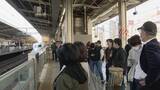 「「故郷に」「旅行先に」GW 後半の５連休がスタート 新幹線下りピーク JR名古屋駅のホーム朝から賑わう」の画像1