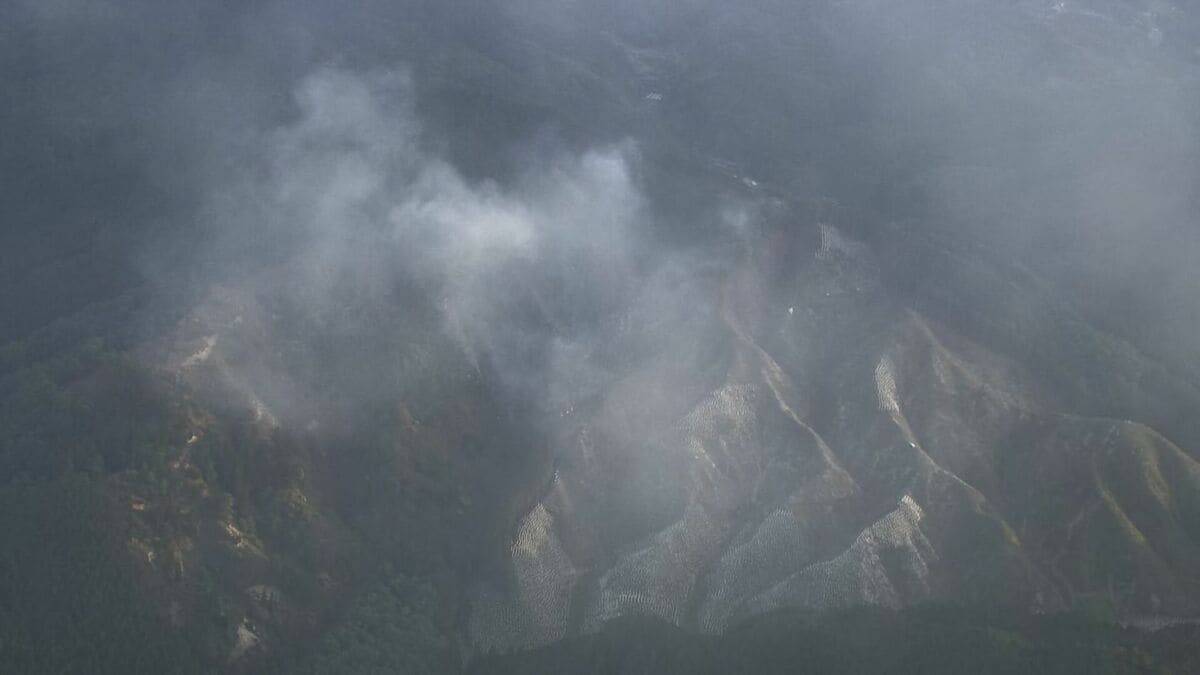 【速報】激しい炎も… 三重･津市で山林火災 延焼中 山頂への道幅狭く消防車は現場まで近づけず 消火剤タンクを背負った隊員が山へ 美杉町下之川