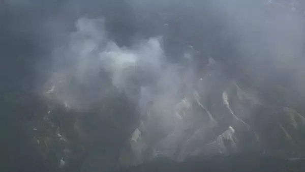 「【速報】激しい炎も… 三重･津市で山林火災 延焼中 山頂への道幅狭く消防車は現場まで近づけず 消火剤タンクを背負った隊員が山へ 美杉町下之川」の画像