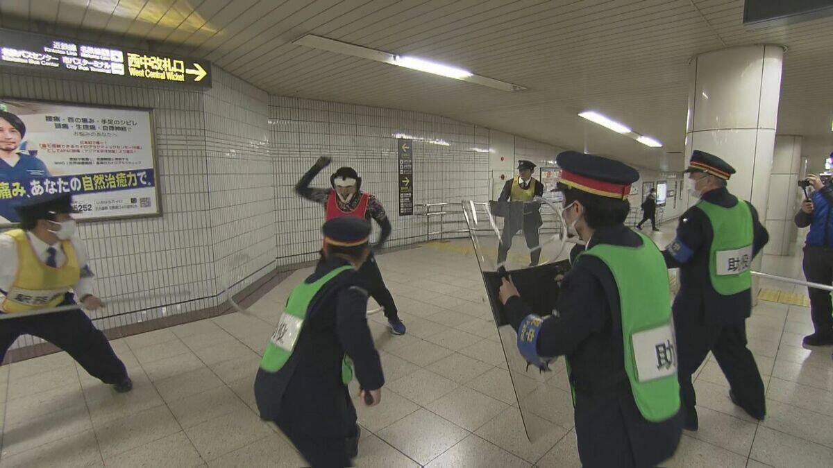 地下鉄で刃物を持った男が暴れた想定の訓練　2021年に東京・小田急線の車内で男が刃物で乗客に重軽傷を負わせるなどの事件がきっかけに
