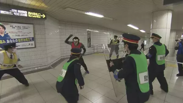 「地下鉄で刃物を持った男が暴れた想定の訓練　2021年に東京・小田急線の車内で男が刃物で乗客に重軽傷を負わせるなどの事件がきっかけに」の画像