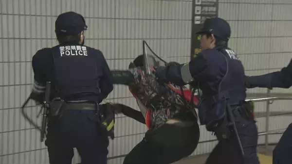 「地下鉄で刃物を持った男が暴れた想定の訓練　2021年に東京・小田急線の車内で男が刃物で乗客に重軽傷を負わせるなどの事件がきっかけに」の画像