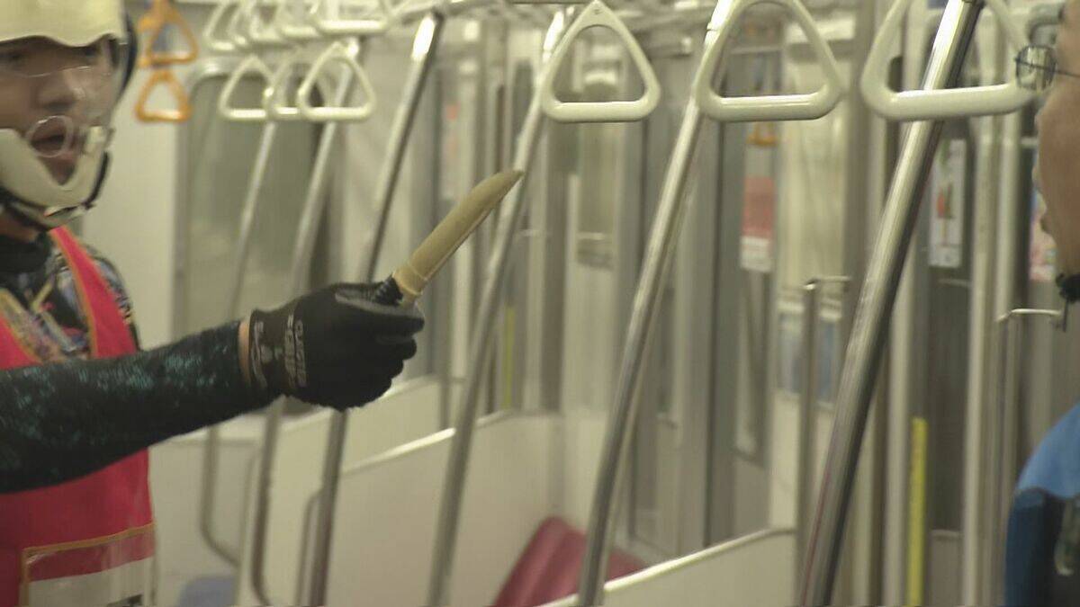 地下鉄で刃物を持った男が暴れた想定の訓練　2021年に東京・小田急線の車内で男が刃物で乗客に重軽傷を負わせるなどの事件がきっかけに