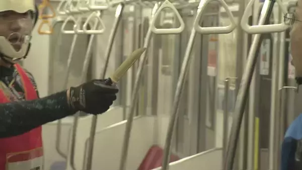 「地下鉄で刃物を持った男が暴れた想定の訓練　2021年に東京・小田急線の車内で男が刃物で乗客に重軽傷を負わせるなどの事件がきっかけに」の画像