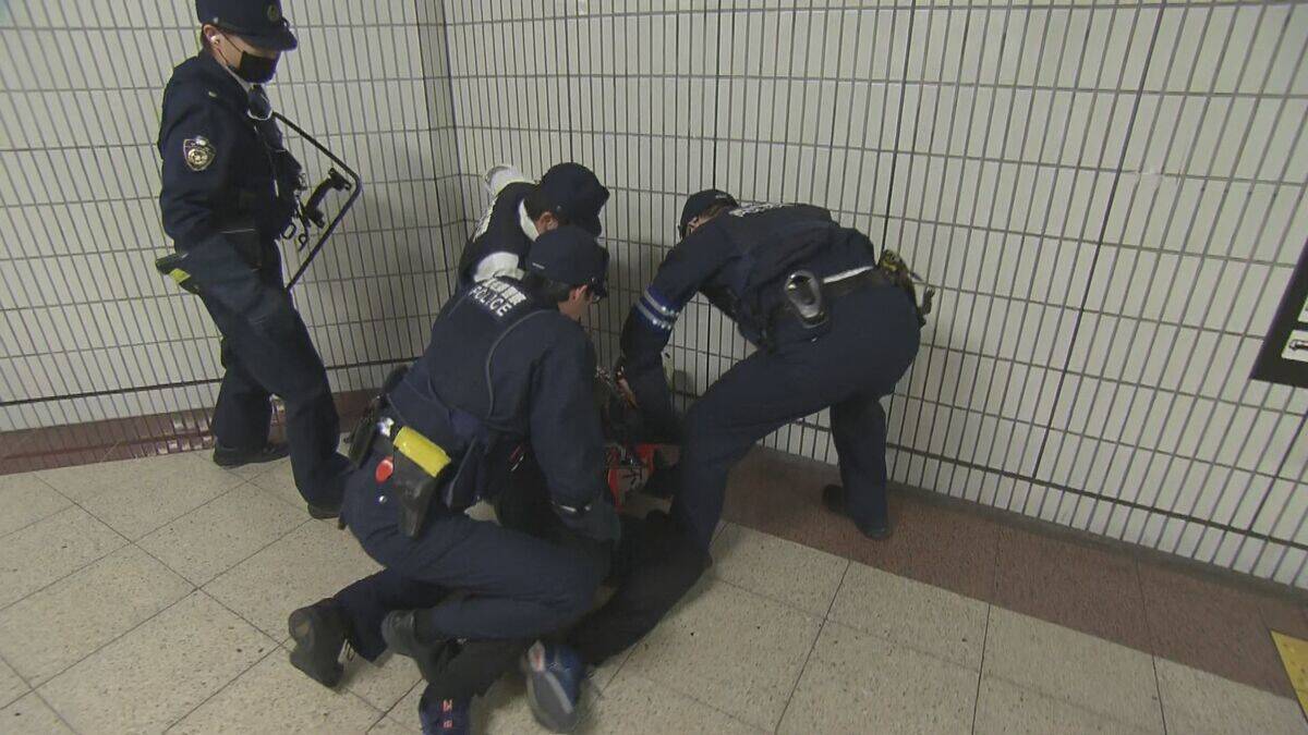 地下鉄で刃物を持った男が暴れた想定の訓練　2021年に東京・小田急線の車内で男が刃物で乗客に重軽傷を負わせるなどの事件がきっかけに