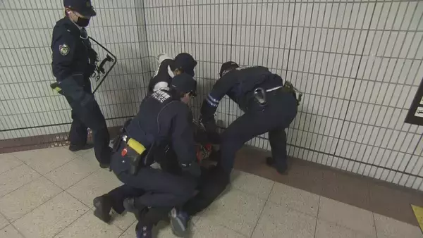 「地下鉄で刃物を持った男が暴れた想定の訓練　2021年に東京・小田急線の車内で男が刃物で乗客に重軽傷を負わせるなどの事件がきっかけに」の画像