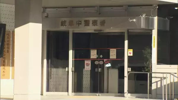 「駅トイレで口論の末、男性にかみつき手にけがをさせた疑い　自称岐阜市職員の男を逮捕」の画像