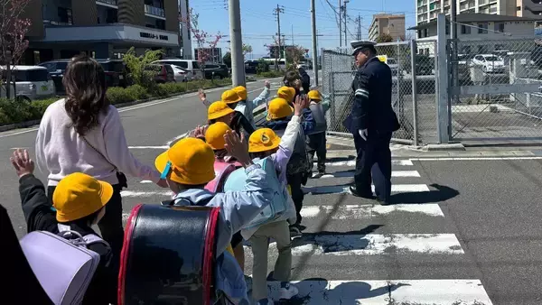 「小学1年生が“付き添いなし”で登下校 ｢横断歩道では手をあげて｣ 警察が呼びかけ 不慣れな人が多い時期 一層の注意を 名古屋･港区」の画像