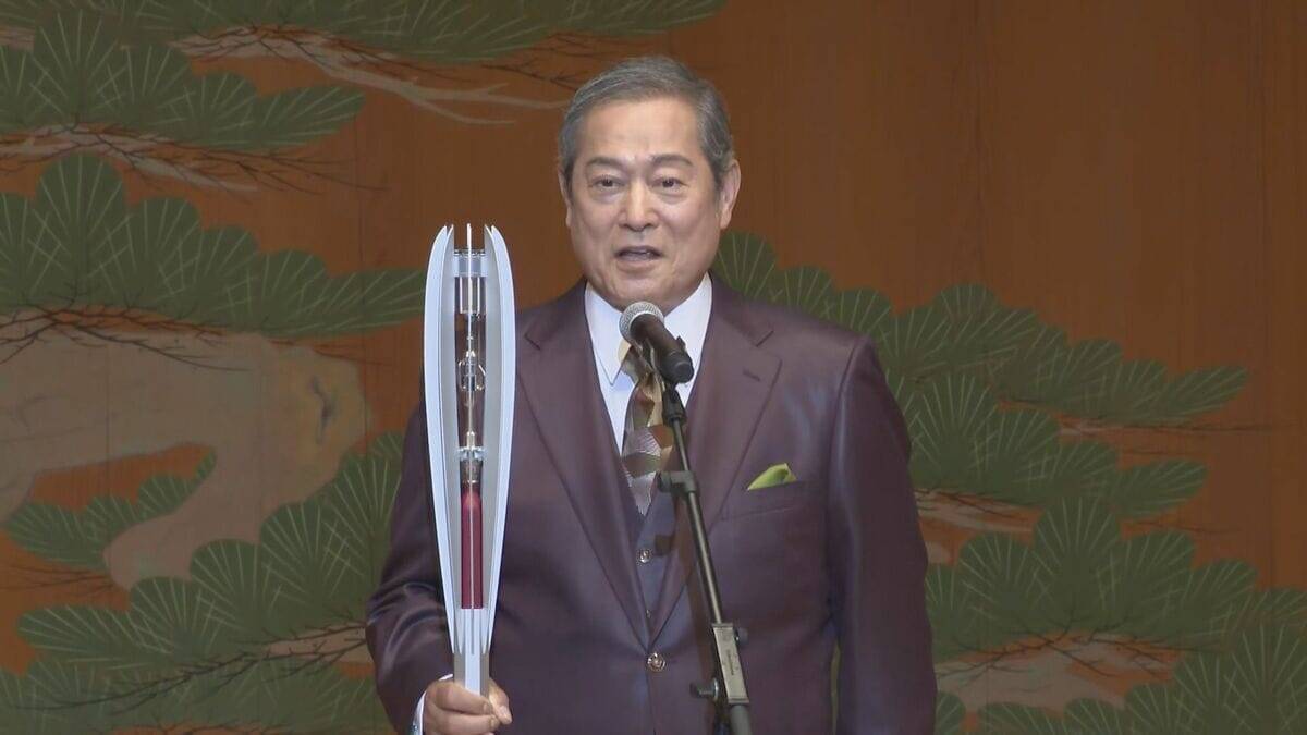 “アジア大会100日前セレモニー” 公式アンバサダー･松平健さん｢大会盛り上げていきたい｣ 聖火リレーのトーチやユニフォームを披露