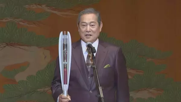 「“アジア大会100日前セレモニー” 公式アンバサダー･松平健さん｢大会盛り上げていきたい｣ 聖火リレーのトーチやユニフォームを披露」の画像