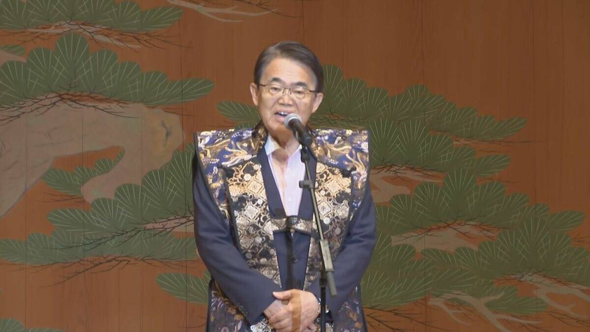 “アジア大会100日前セレモニー” 公式アンバサダー･松平健さん｢大会盛り上げていきたい｣ 聖火リレーのトーチやユニフォームを披露