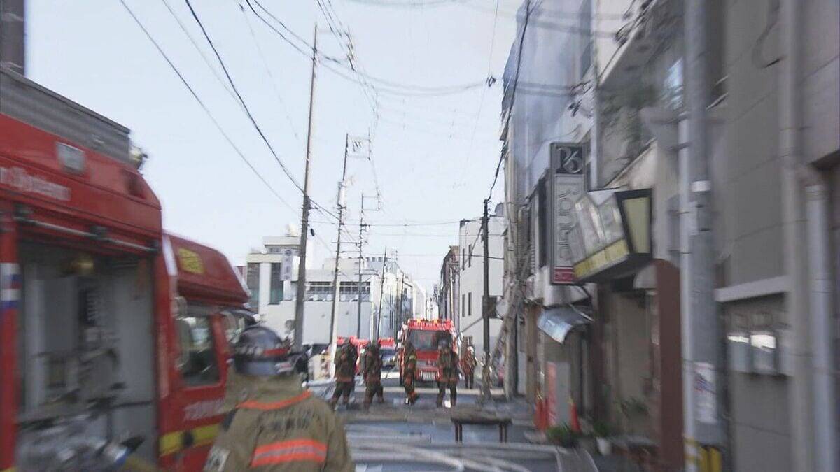未明に空きビルで火事 ｢1階から火が見える｣など通報相次ぐ もともとは店舗と住居スペースがある雑居ビル 岐阜･大垣市