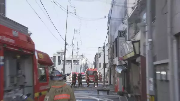 「未明に空きビルで火事 ｢1階から火が見える｣など通報相次ぐ もともとは店舗と住居スペースがある雑居ビル 岐阜･大垣市」の画像