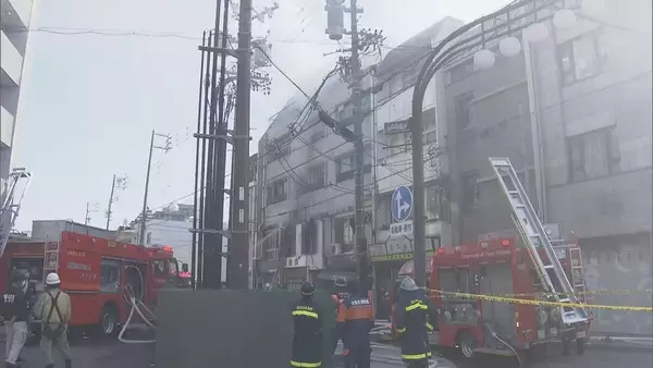 「未明に空きビルで火事 ｢1階から火が見える｣など通報相次ぐ もともとは店舗と住居スペースがある雑居ビル 岐阜･大垣市」の画像