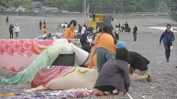 海岸沿いに250匹の“こいのぼり” ゴールデンウイークを前に地元住民らが掲げる 三重・熊野市