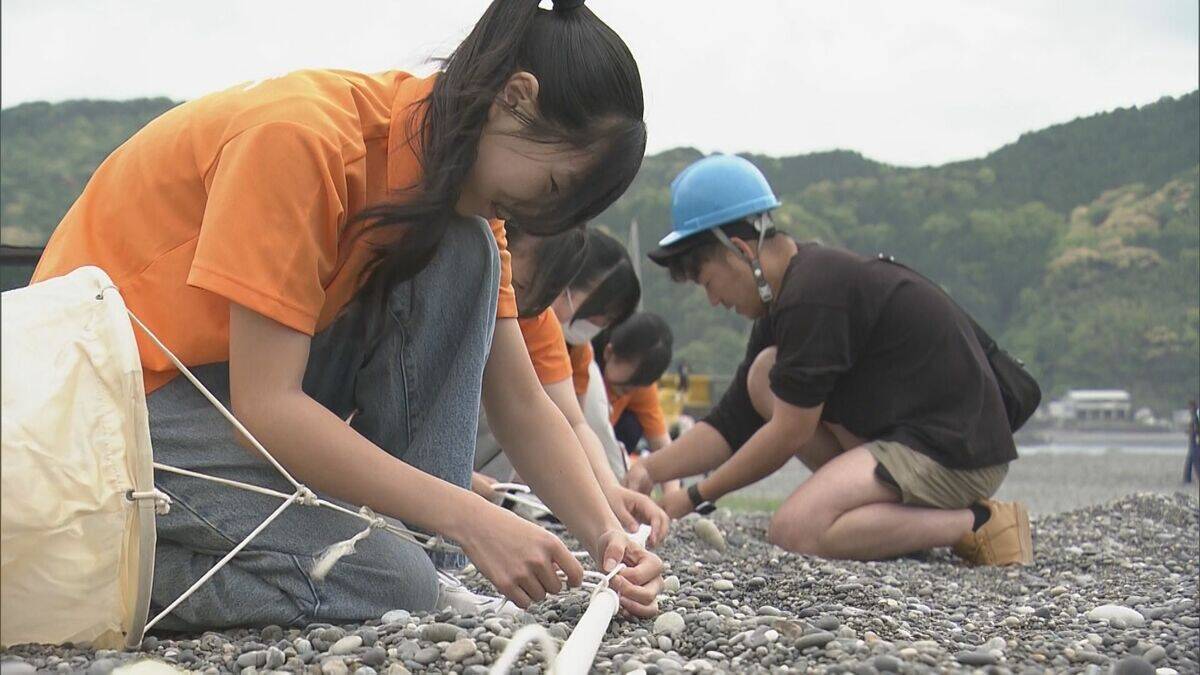 海岸沿いに250匹の“こいのぼり” ゴールデンウイークを前に地元住民らが掲げる 三重・熊野市