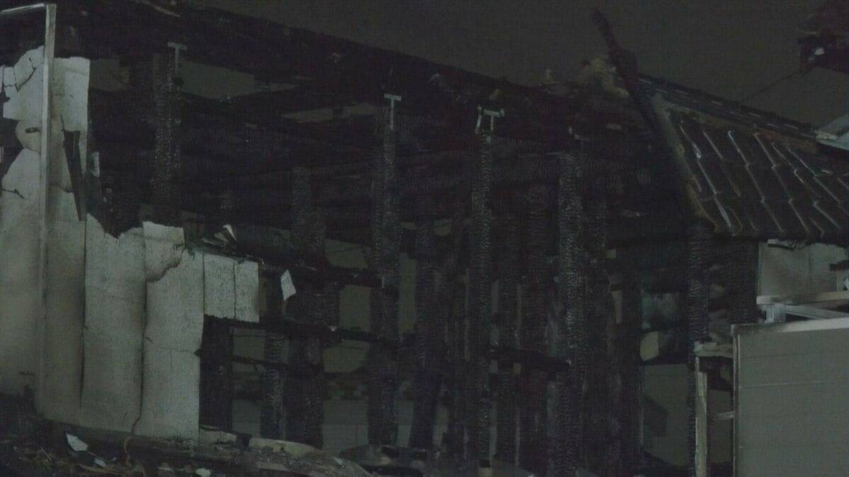 住宅が全焼し焼け跡から1人の遺体　4人家族の長男（19）と連絡取れず　愛知・岡崎市