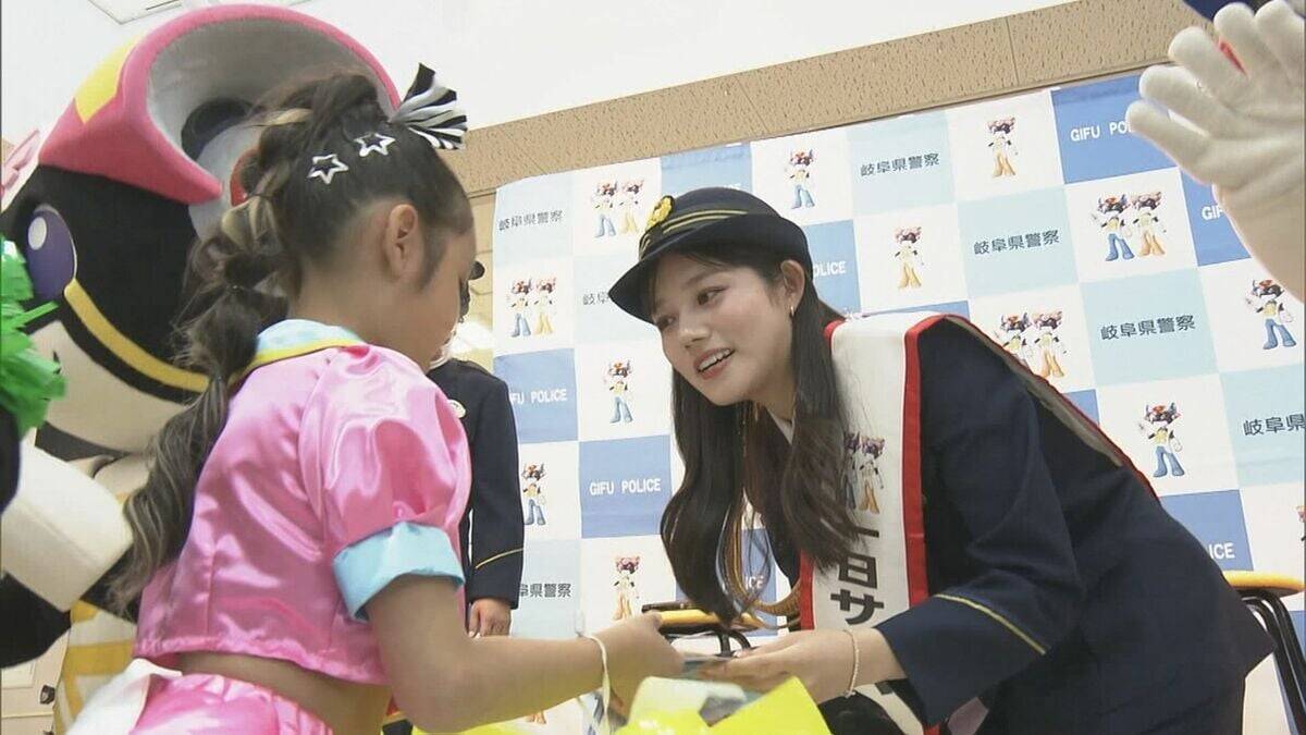 CBCテレビの中村彩賀アナウンサーが岐阜県警の1日サイバー犯罪対策課長に ネット犯罪への注意を呼びかけ クイズを交えながら子どもたちに紹介 岐阜・関市