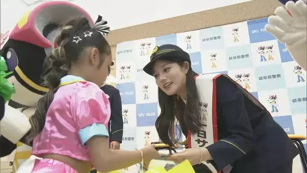 「CBCテレビの中村彩賀アナウンサーが岐阜県警の1日サイバー犯罪対策課長に ネット犯罪への注意を呼びかけ クイズを交えながら子どもたちに紹介 岐阜・関市」の画像