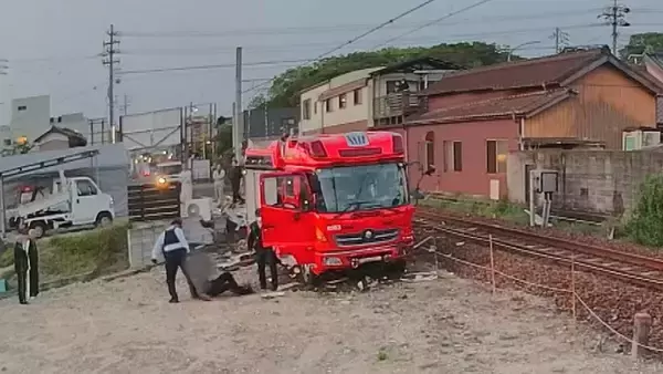 「｢金がなく消防車盗んで帰ろうと｣ 57歳男を逮捕 直前にはトイレの壁が焼ける不審火 約9キロ運転し事故…取り押さえられる」の画像