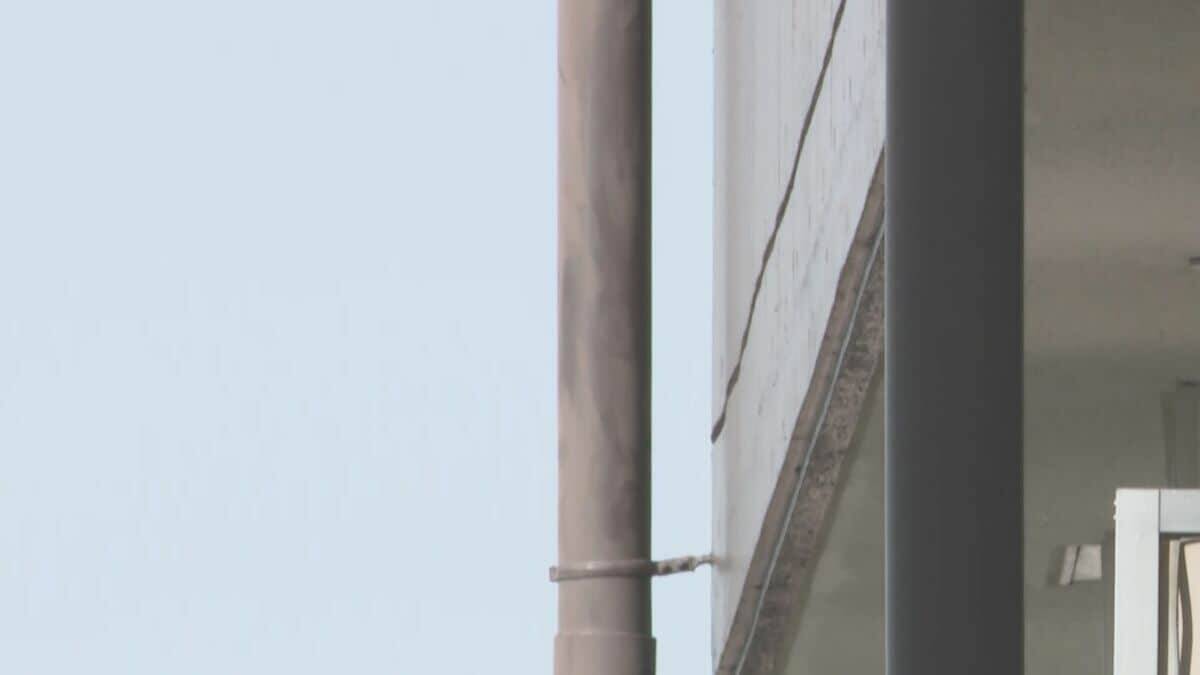 犯人はアパートの配管よじ登りベランダから侵入か こすれたようなあとや傷が付く 消防隊員が駆け付けた際 窓ガラスは割れた状態 42歳女性殺人･放火事件 愛知･豊田市