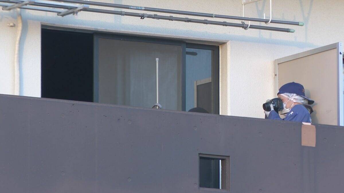 犯人はアパートの配管よじ登りベランダから侵入か こすれたようなあとや傷が付く 消防隊員が駆け付けた際 窓ガラスは割れた状態 42歳女性殺人･放火事件 愛知･豊田市