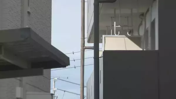 「犯人はアパートの配管よじ登りベランダから侵入か こすれたようなあとや傷が付く 消防隊員が駆け付けた際 窓ガラスは割れた状態 42歳女性殺人･放火事件 愛知･豊田市」の画像