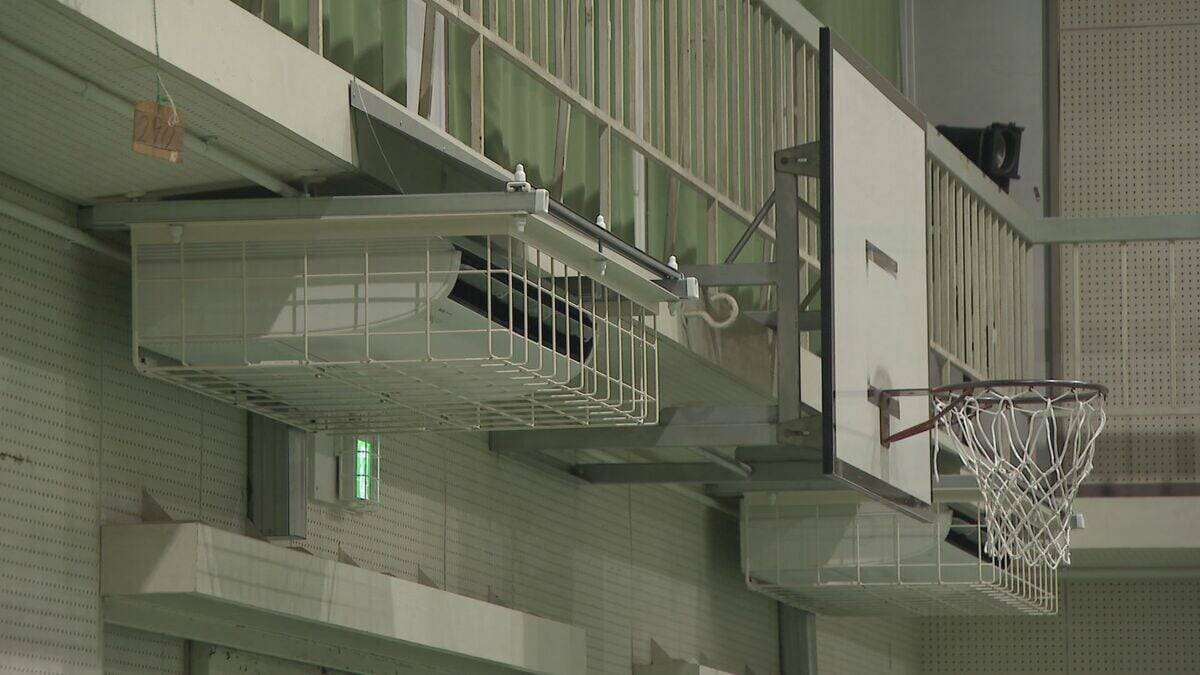 空調設備整わない体育館が避難所に… スポットクーラーで備える自治体も 名古屋の中学校では“自立発電”エアコンで停電時も暑さしのげる空間に