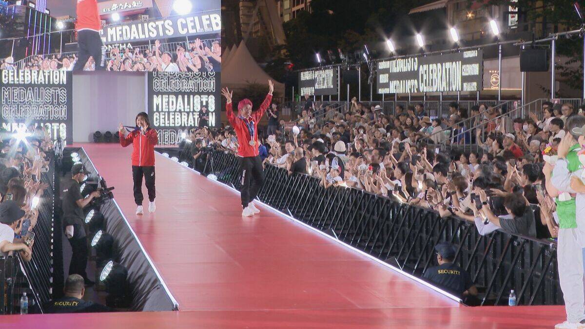 アジア大会のメダリストがファンの前に…名古屋のランウェイに登場 喜び分かち合う