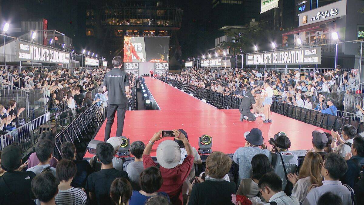 アジア大会のメダリストがファンの前に…名古屋のランウェイに登場 喜び分かち合う