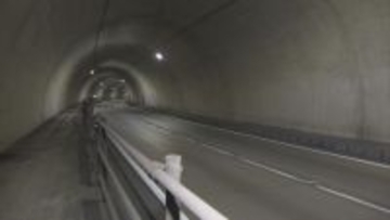 トンネル内で軽乗用車と接触　原付バイクの83歳男性重体　岐阜・山県市