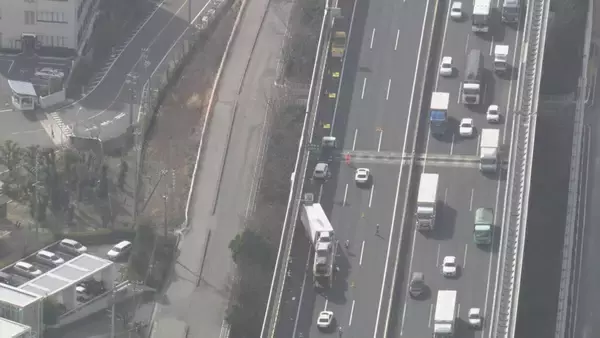 「車4台が絡む事故 50代くらいの男性が意識不明 20代男性がケガ 伊勢湾岸道 豊明IC～名古屋南JCT 下り線で通行止め」の画像